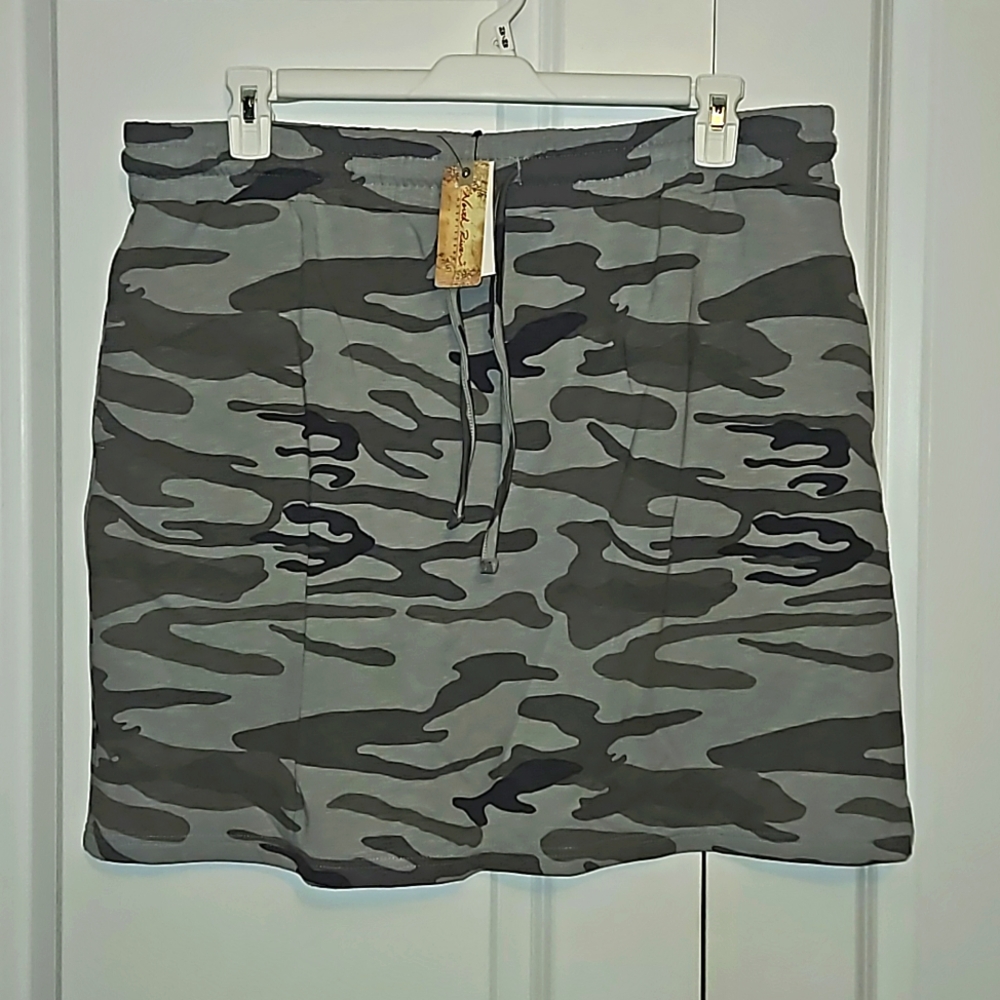Gray camo skirt sz XL NWT